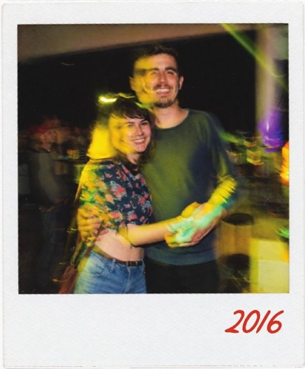 Andressa e Roger dançando em uma festa em 2016